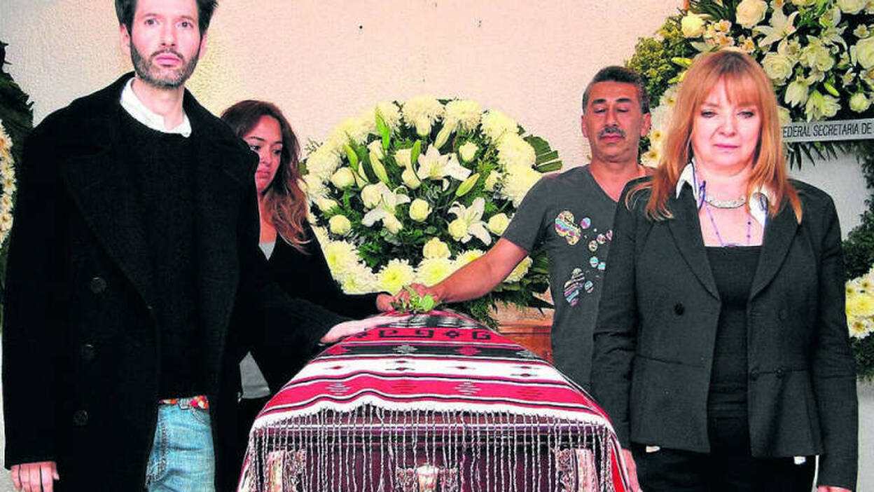 Flores, lágrimas y música despiden a Chavela