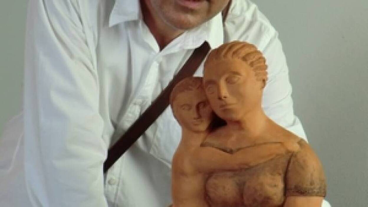 Un padre, agradecido, dona una escultura al Materno