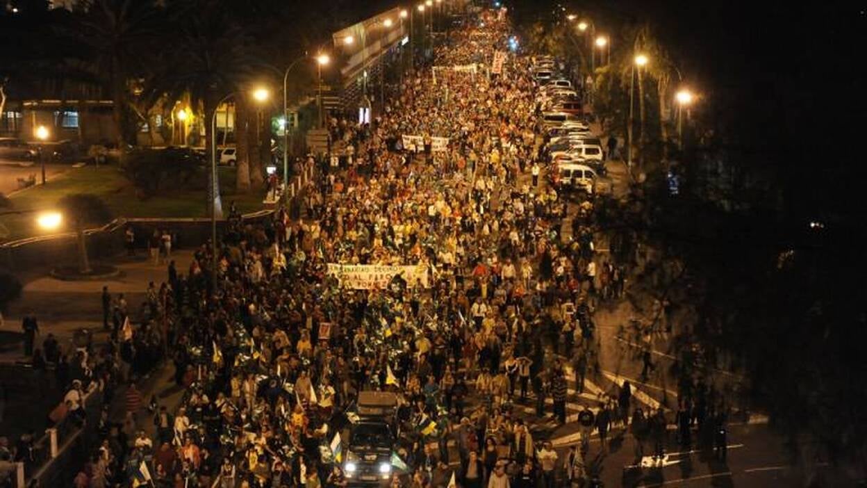 Miles de ciudadanos se manifiestan en la capital grancanaria (I)