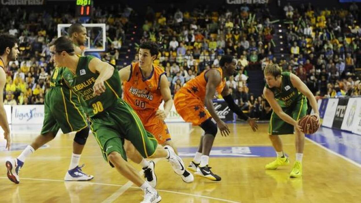 Newley advierte de que el partido del Lagun Aro es «muy peligroso»