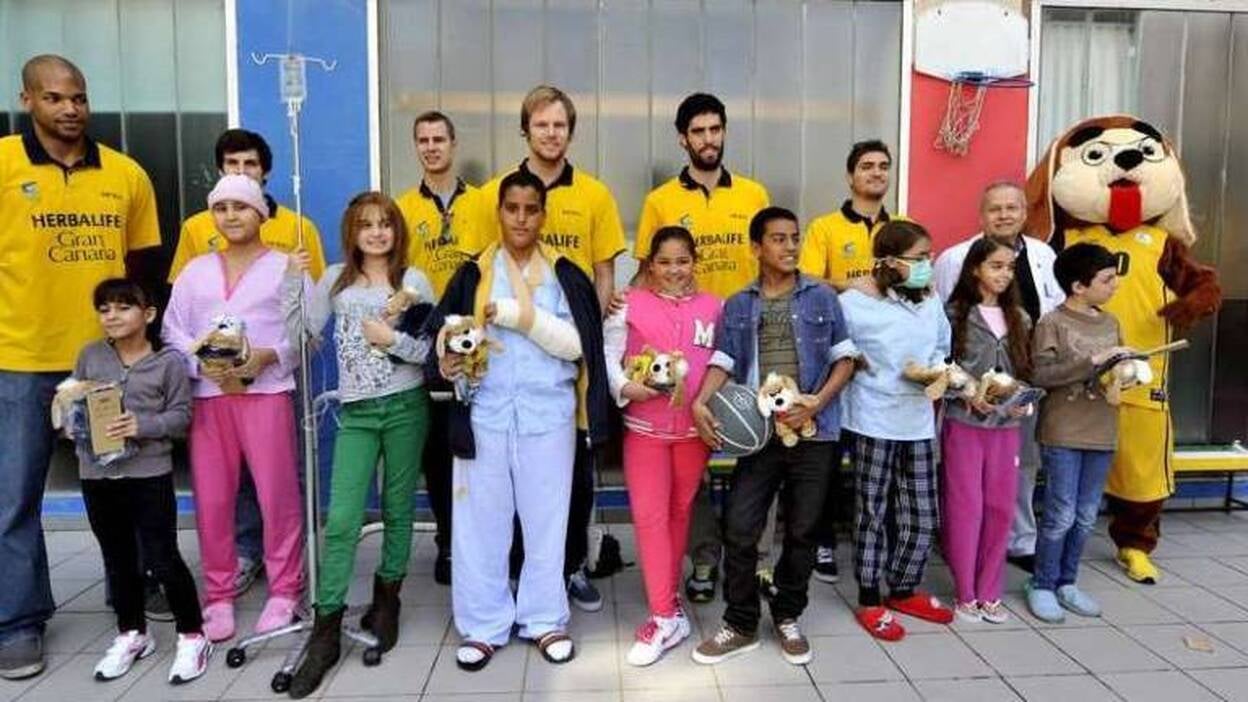 El Granca visita el Materno Infantil