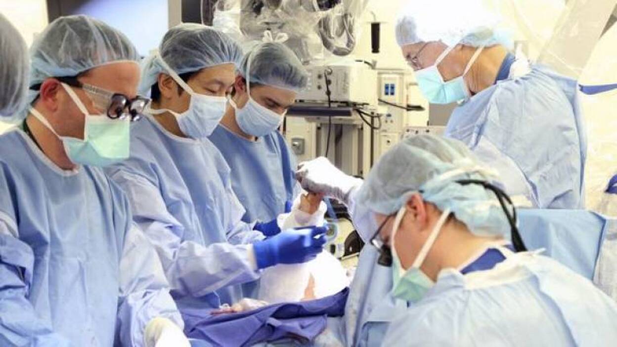 Un soldado recibe un doble trasplante de brazos