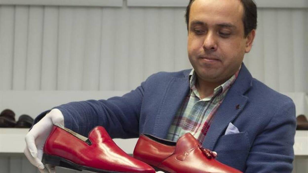 Benedicto XVI tendrá el título de "papa emérito" y vestirá sotana blanca