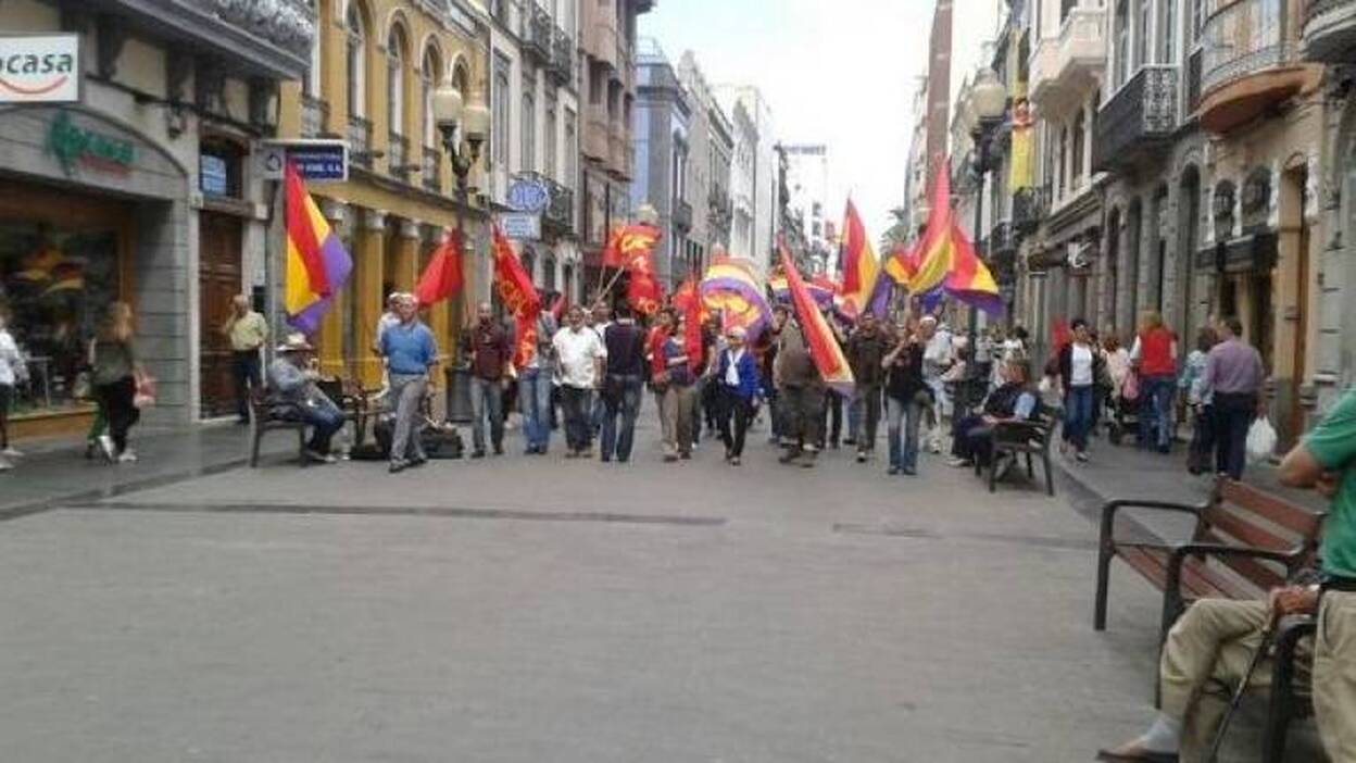 Unas cien personas se plantan en Triana por la República