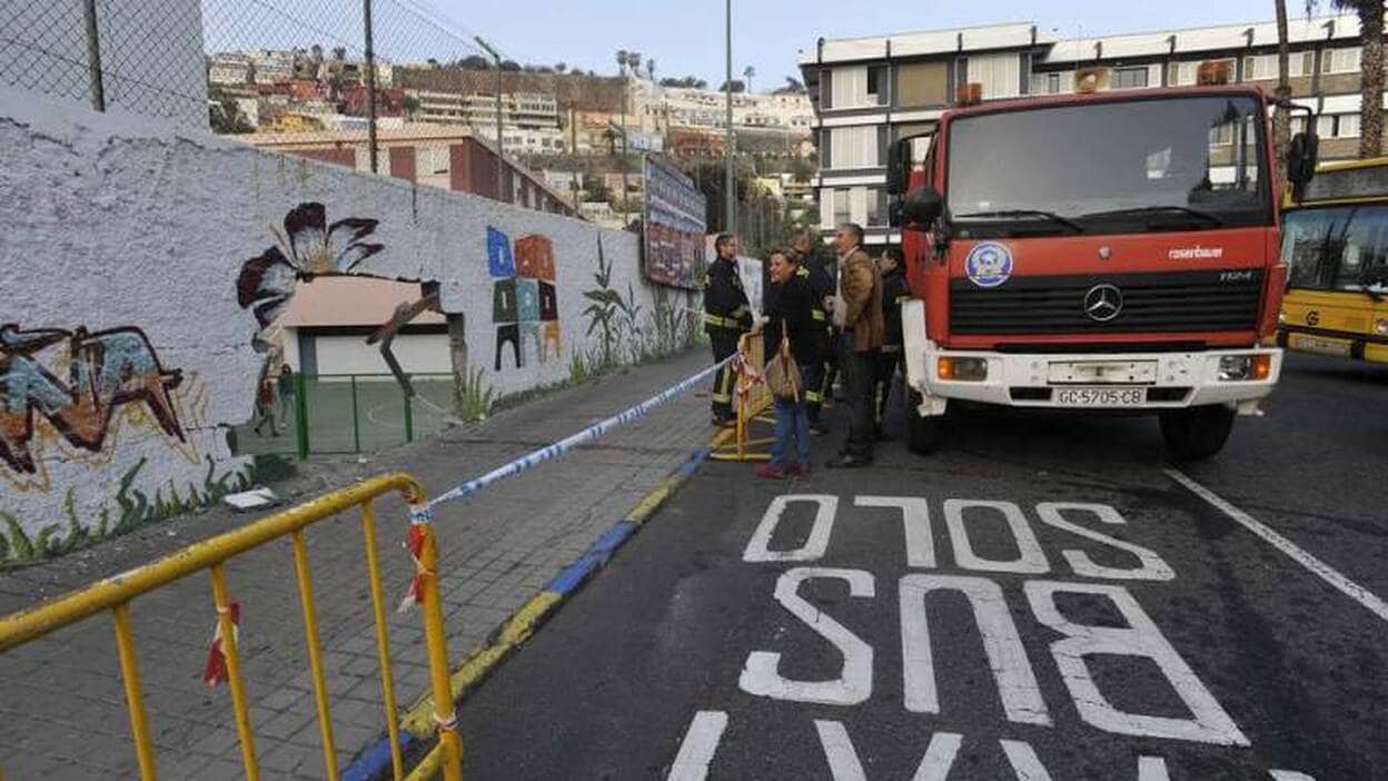 Un conductor atraviesa el muro del instituto Isabel de España