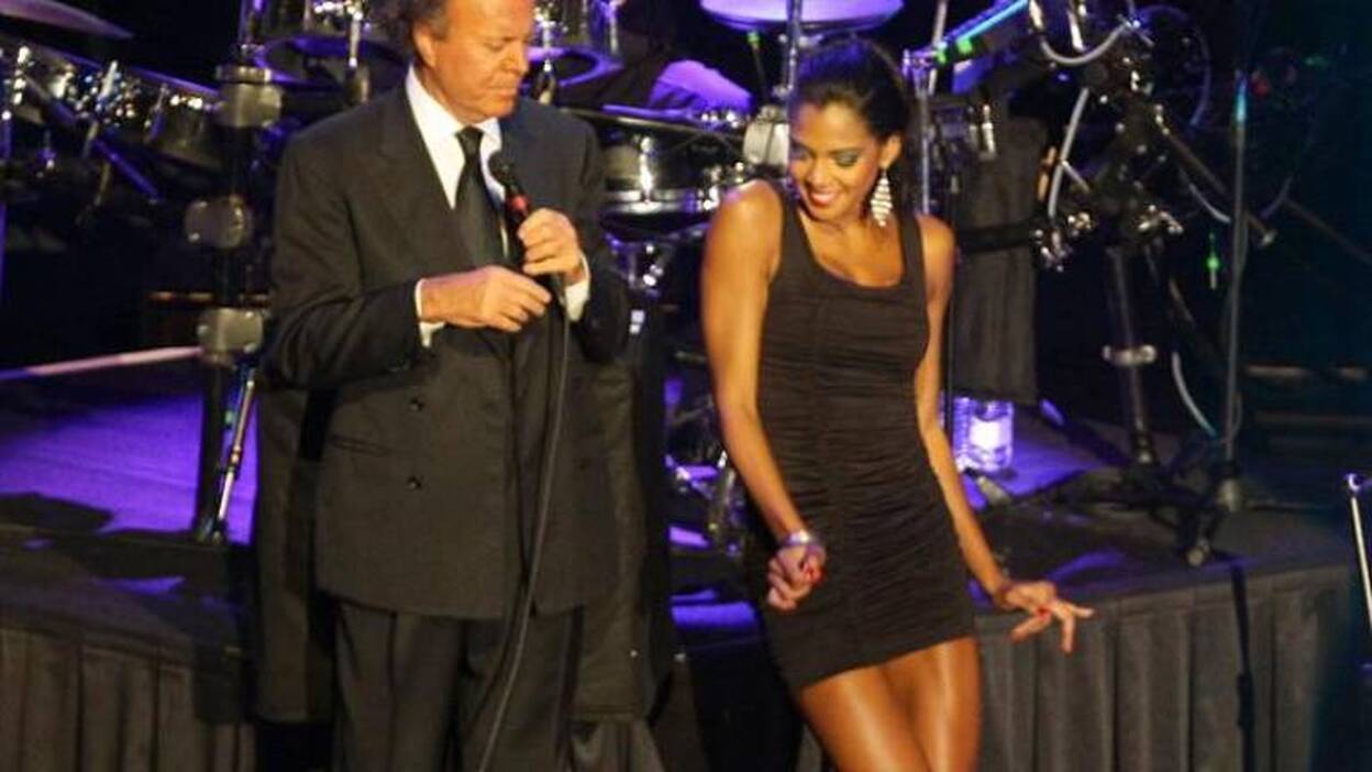 Julio Iglesias se reconcilia con México a golpe de cariño y grandes éxitos