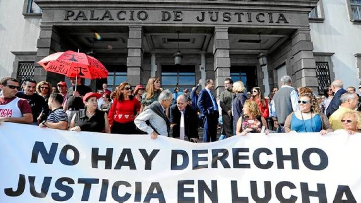 Los pleitos contra el poder bajan un 40% por las tasas