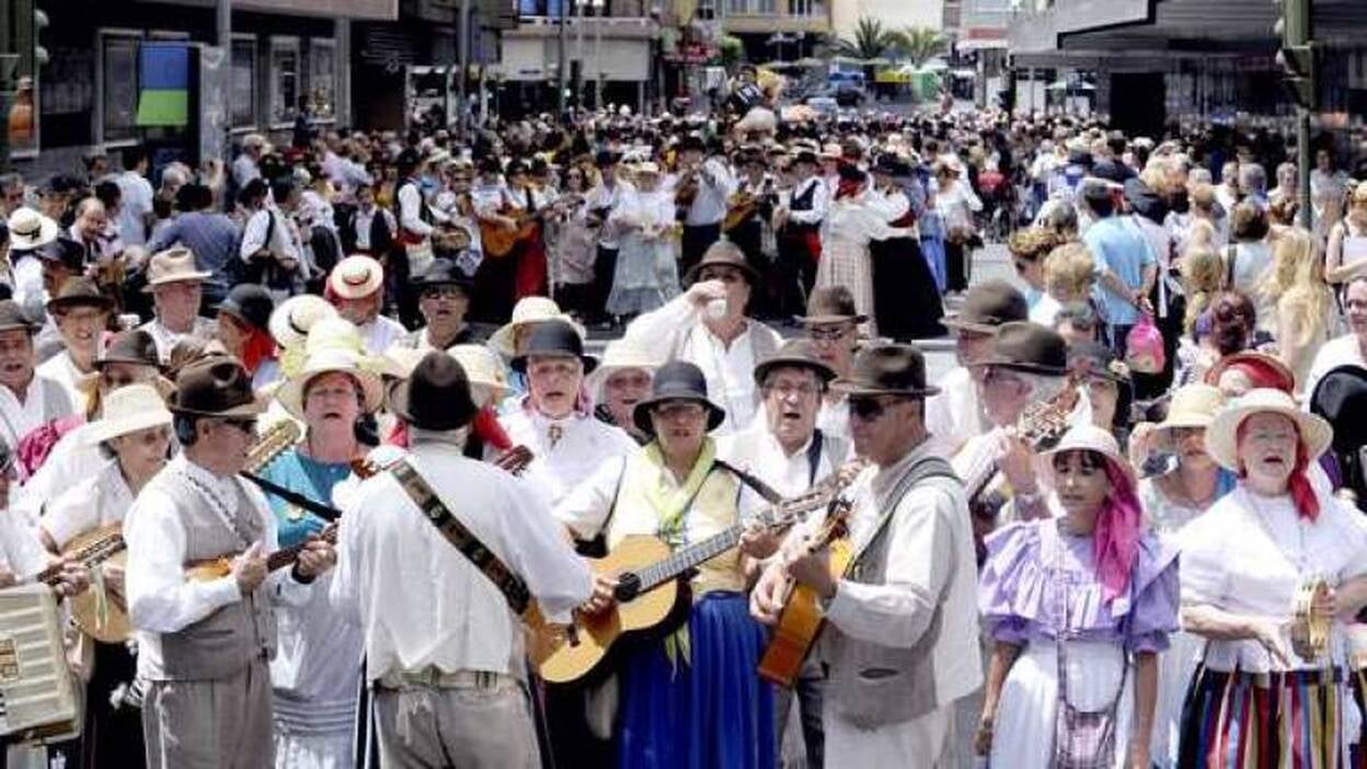 Entre romerías y coches antiguos