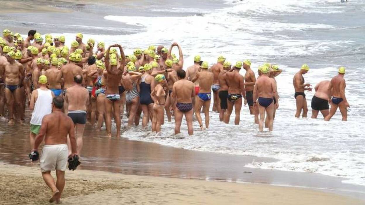 Lleno en la travesía a nado de Las Canteras