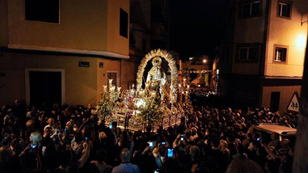 La procesión del Carmen se pasea por La Isleta