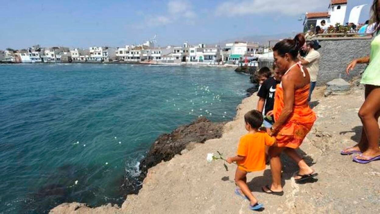 Ciento cincuenta y cuatro rosas en el mar reclaman "justicia y verdad"