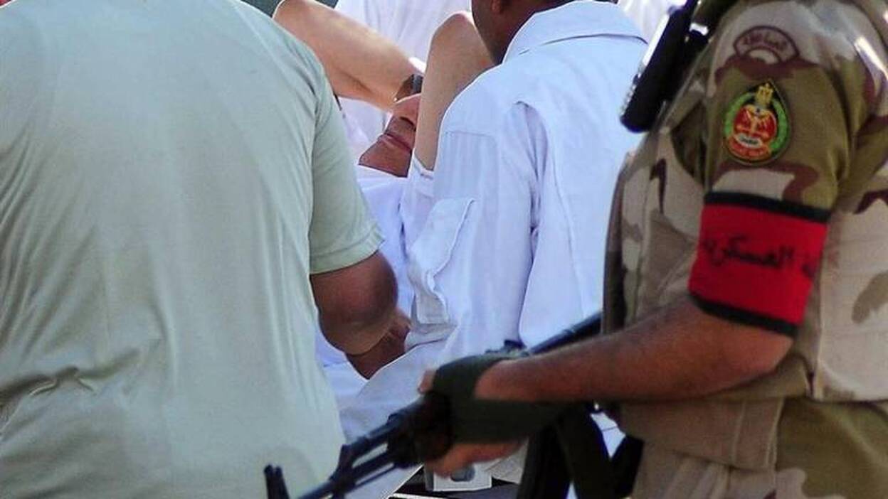 Mubarak sale de la cárcel tras más de dos años de embrollo judicial