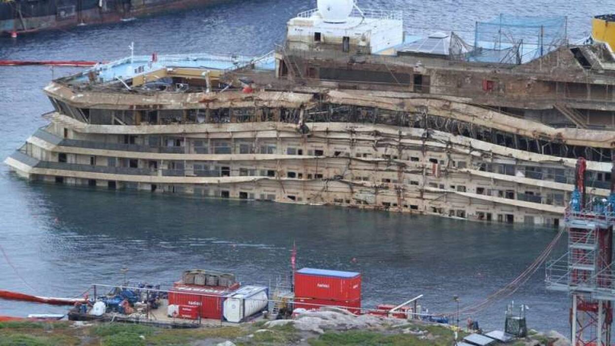 El Costa Concordia ya está enderezado y ¿ahora?