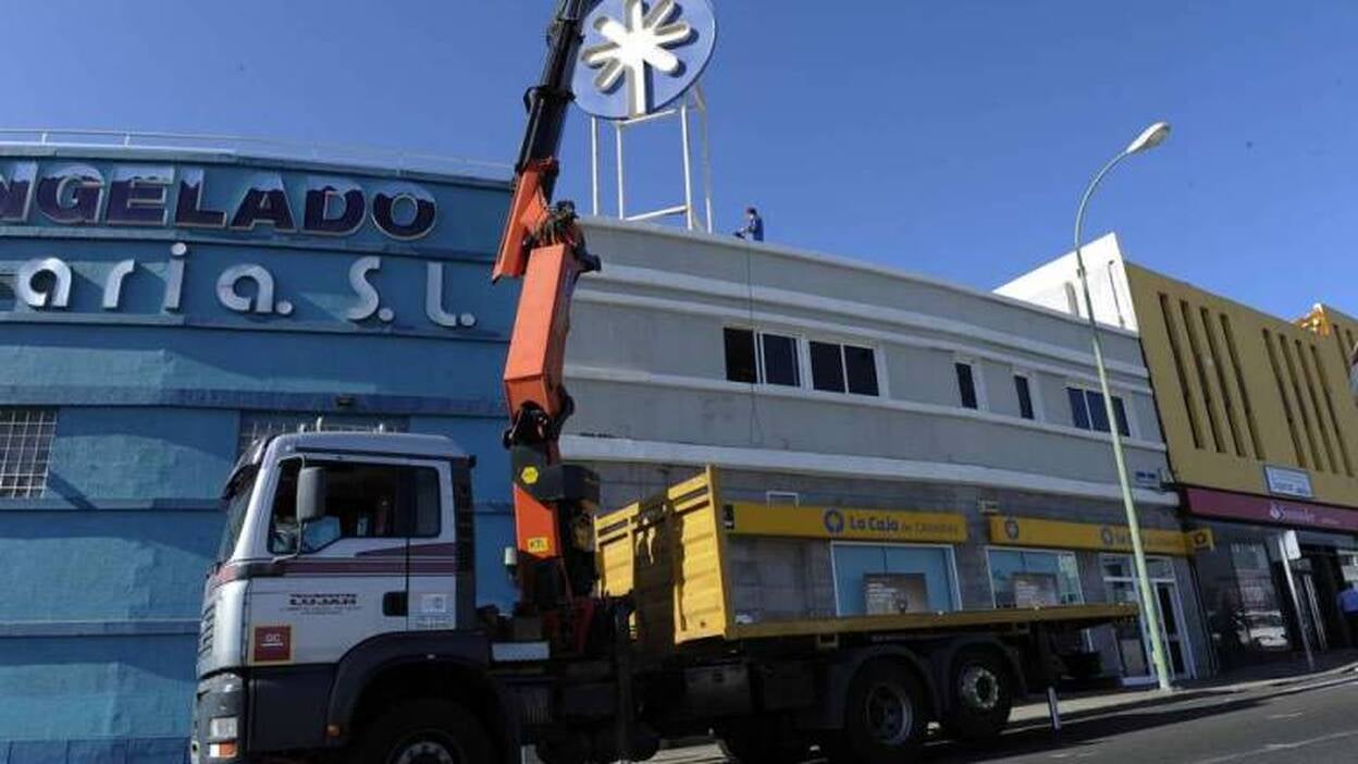 De La Caja, ni la palmera