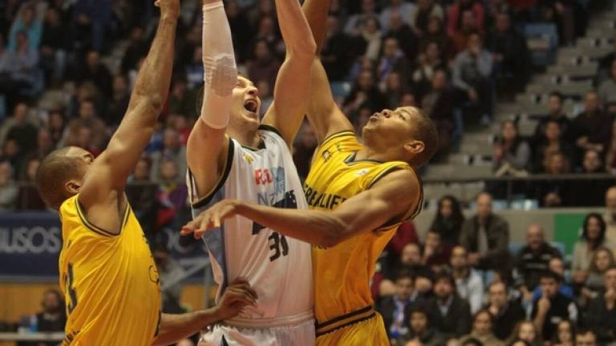 Walter Tavares estira al Granca