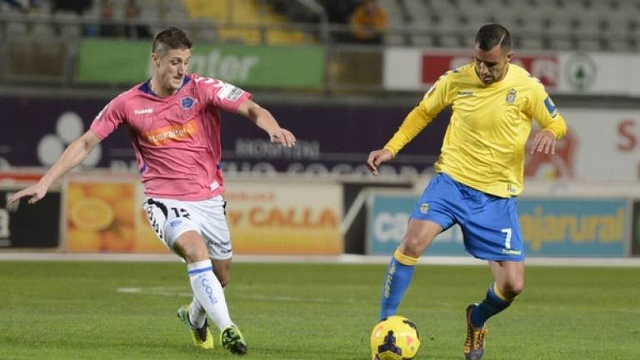 Nauzet: «Necesitamos urgentemente alguien con gol y que llegue ya»