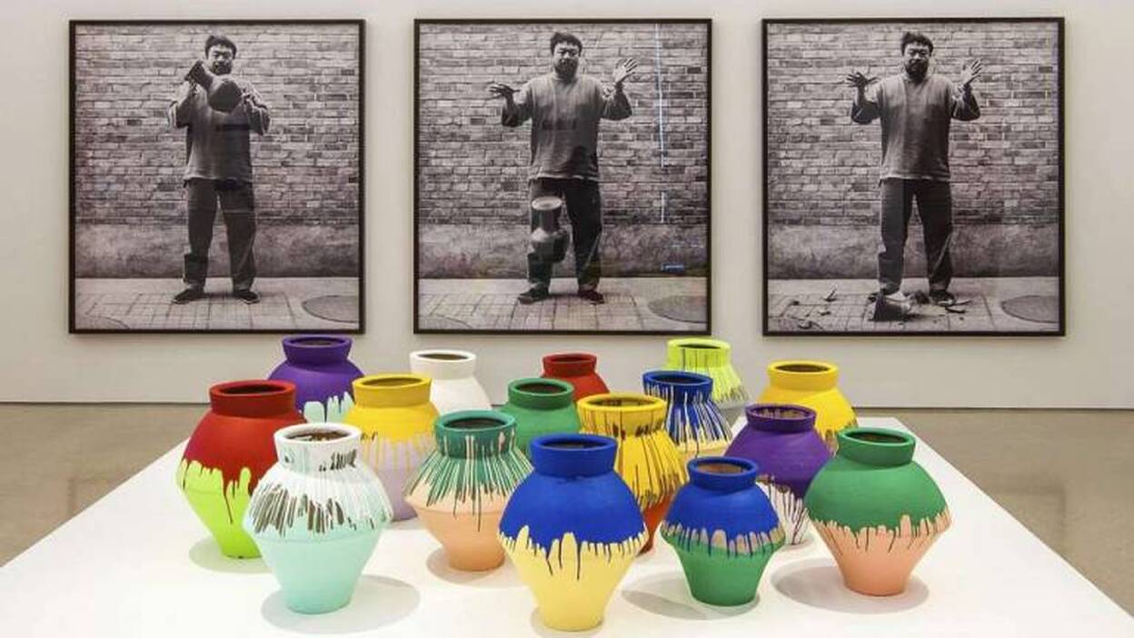 Un visitante rompe una obra del artista chino Ai Weiwei en el Pérez Art Museum Miami