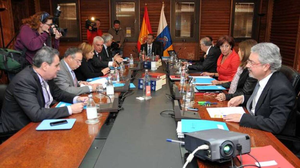 Paulino Rivero preside la reunión del Consejo de Gobierno