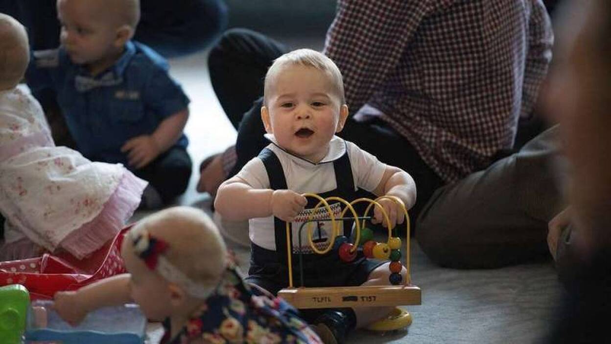 El príncipe Jorge juega con otros bebés