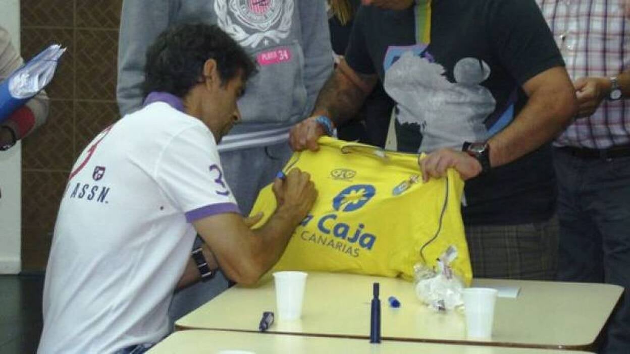 Juan Carlos Valerón visita a los presos en Salto del Negro