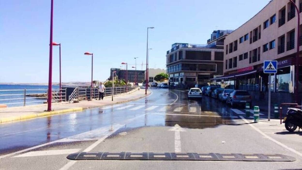 Un derrame de aguas fecales inunda la avenida marítima