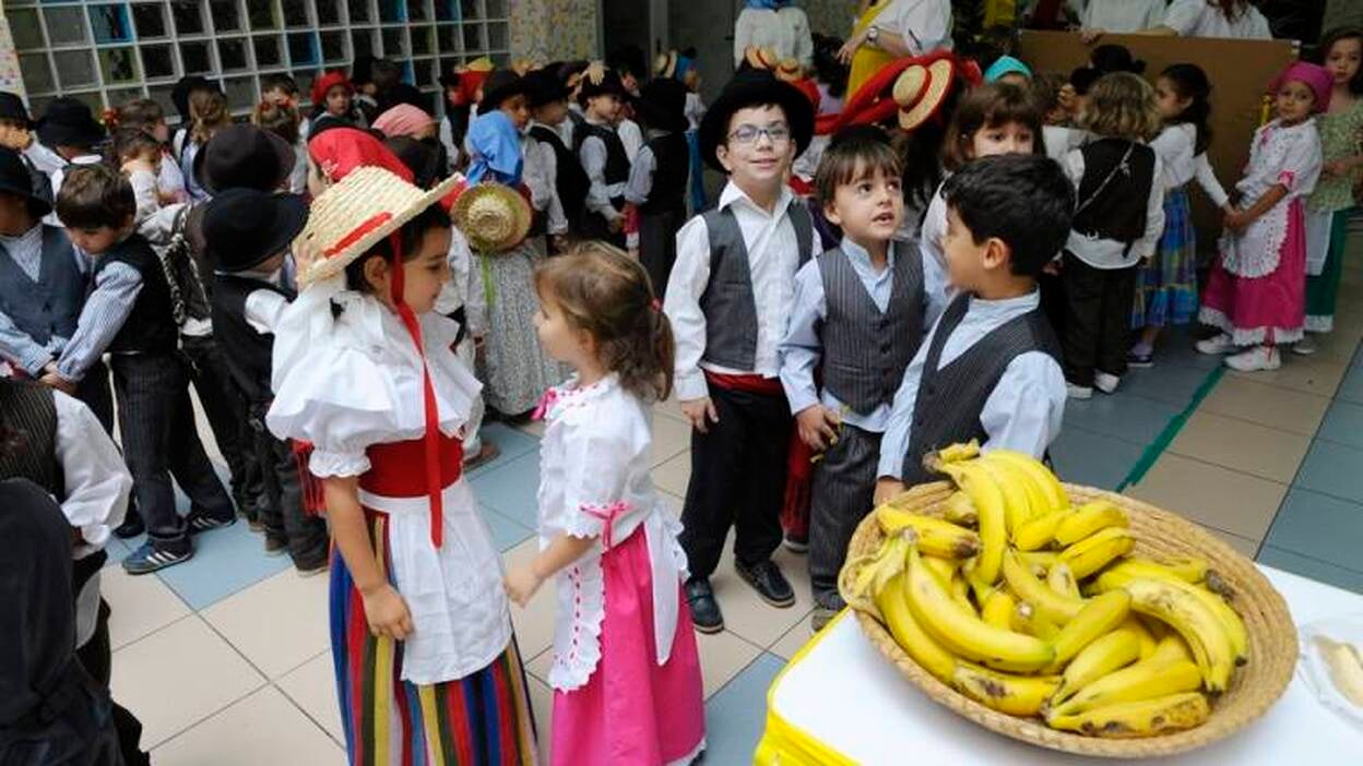 Romería por Triana del colegio San José Dominicas