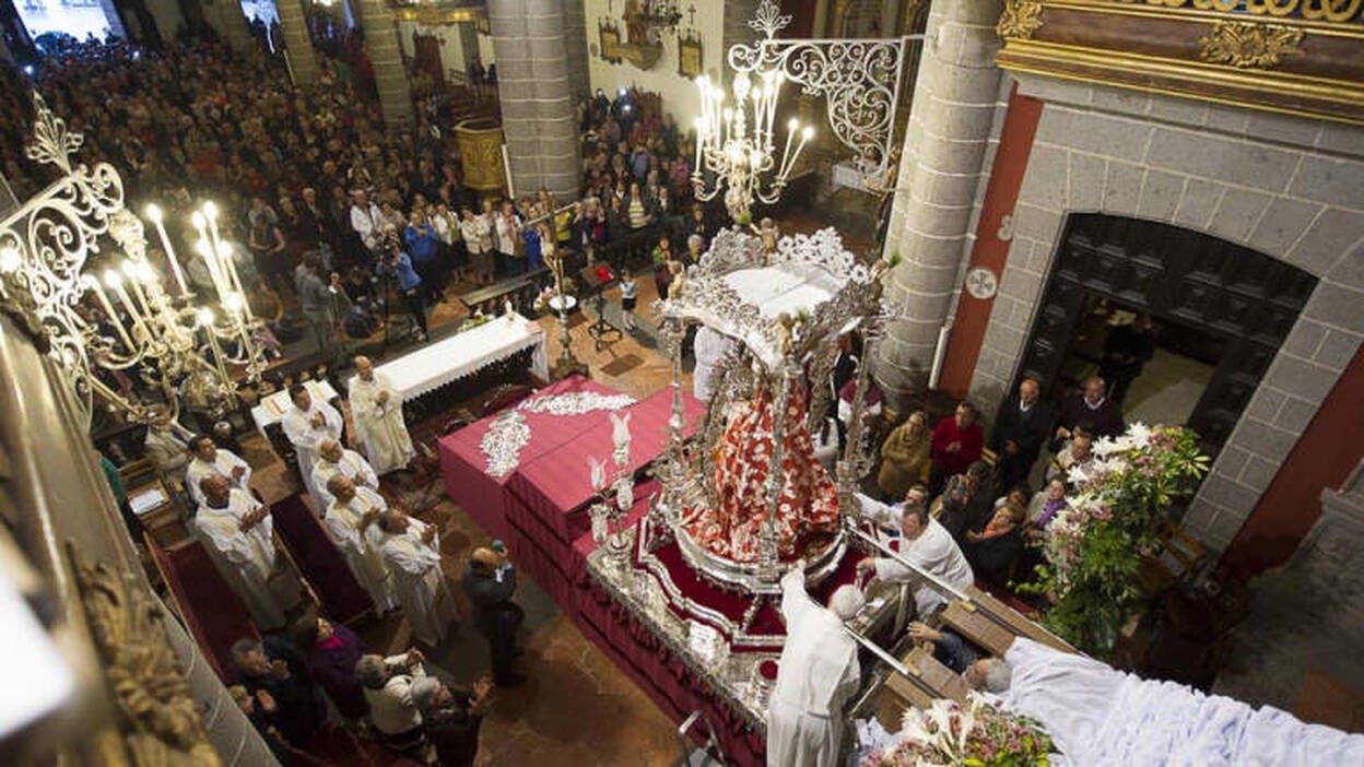 La Virgen del Pino baja del camarín