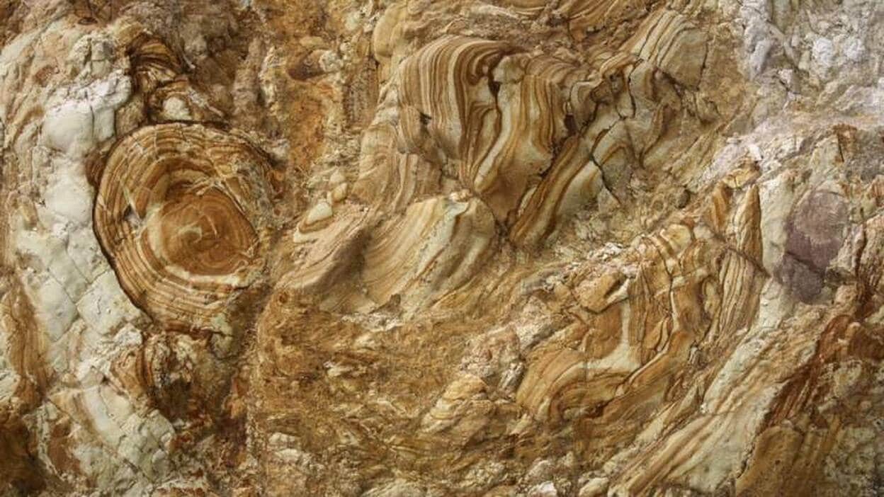 Los "anillos" de La Gomera: rocas con bandas anaranjadas a mil metros altura