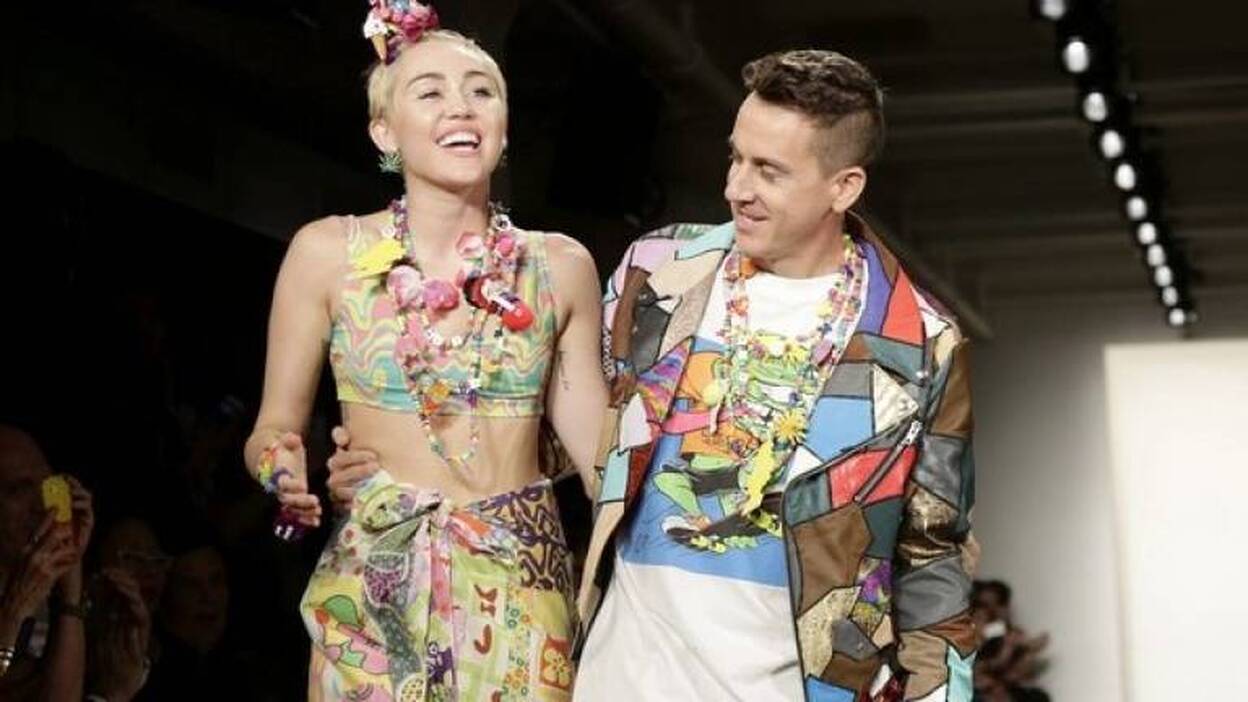 Miley Cyrus se comporta bien en el desfile de Jeremy Scott