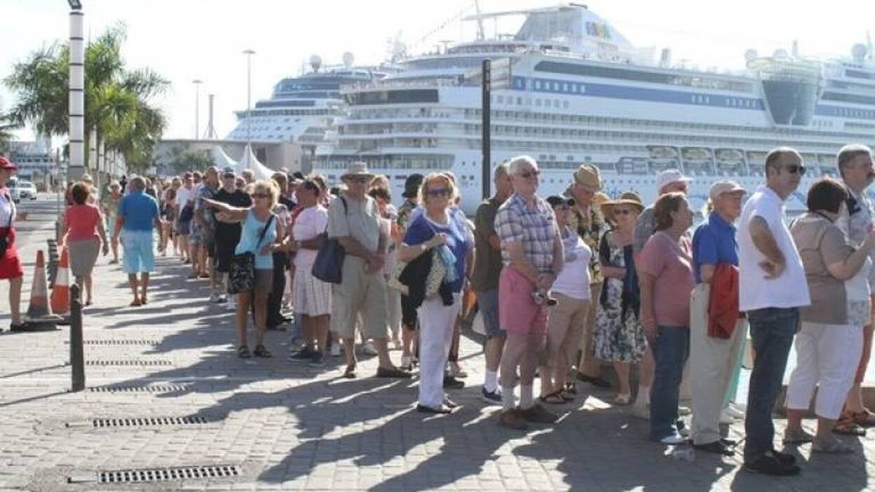 7.000 cruceristas y las tiendas cerradas