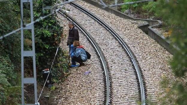 Hallan un bebé muerto dentro de una maleta sobre las vías del tren en Oviedo