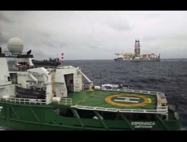 Greenpeace sobrevuela el barco con el que Repsol pretende sacar petróleo en Canarias