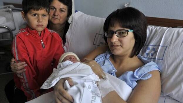 Axier, primer niño nacido en Canarias, primogénito de una pareja de Guaza