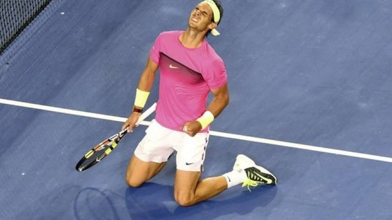 Nadal gana al borde de la extenuación