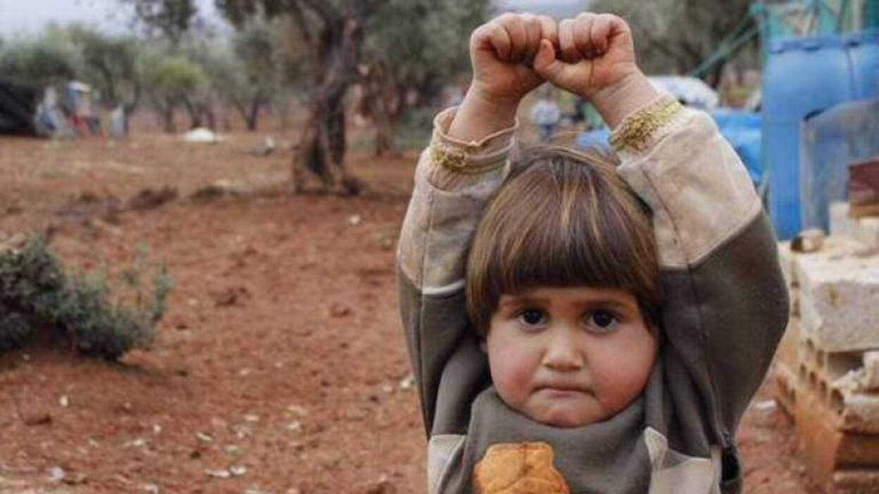 Una niña siria confunde una cámara con un arma y se rinde