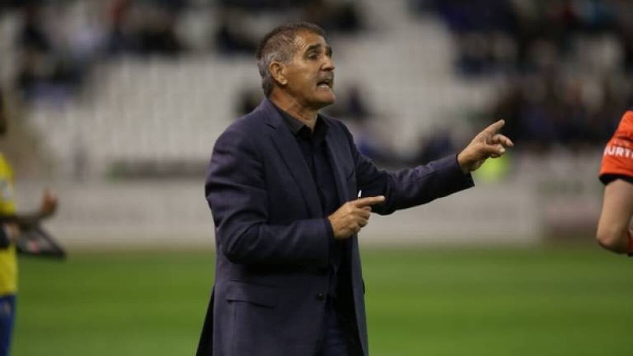 Paco Herrera: «Jugamos a empujones»