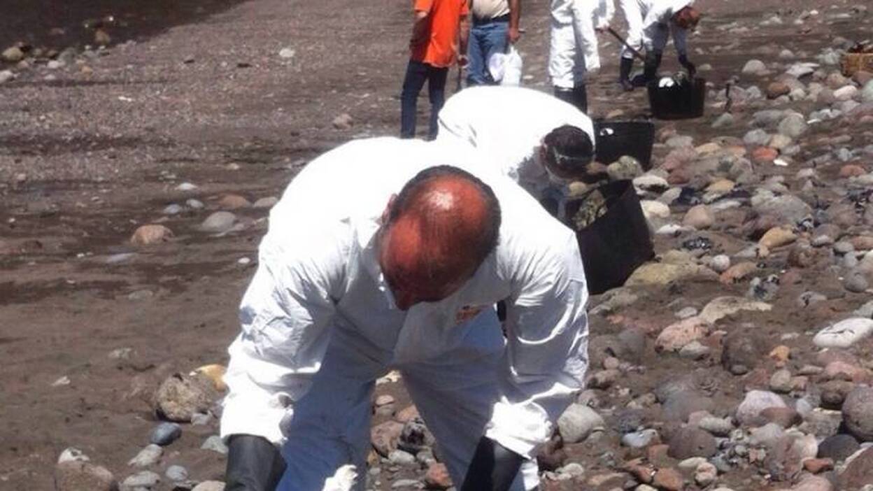 Se recogen 25 kilos de combustible en la costa suroeste de Gran Canaria
