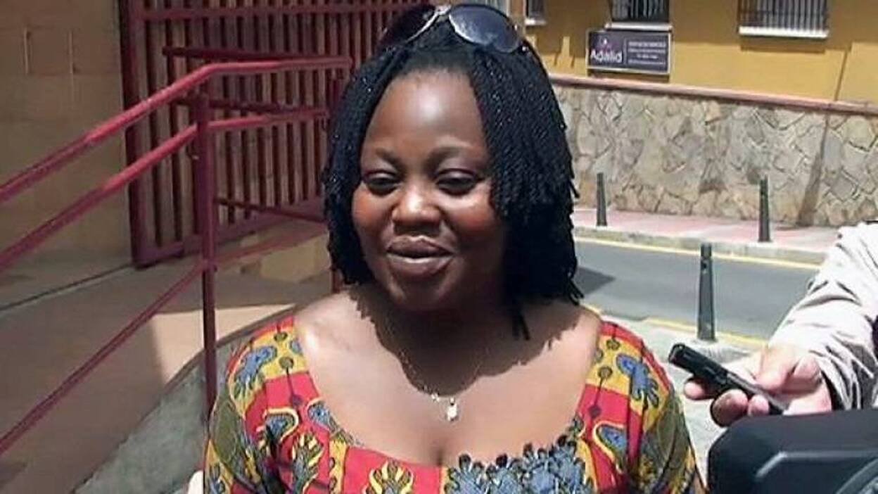 Adou abraza a su madre