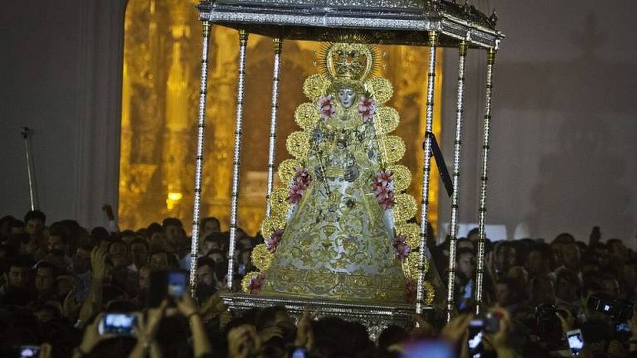 La Virgen del Rocío sale de su ermita