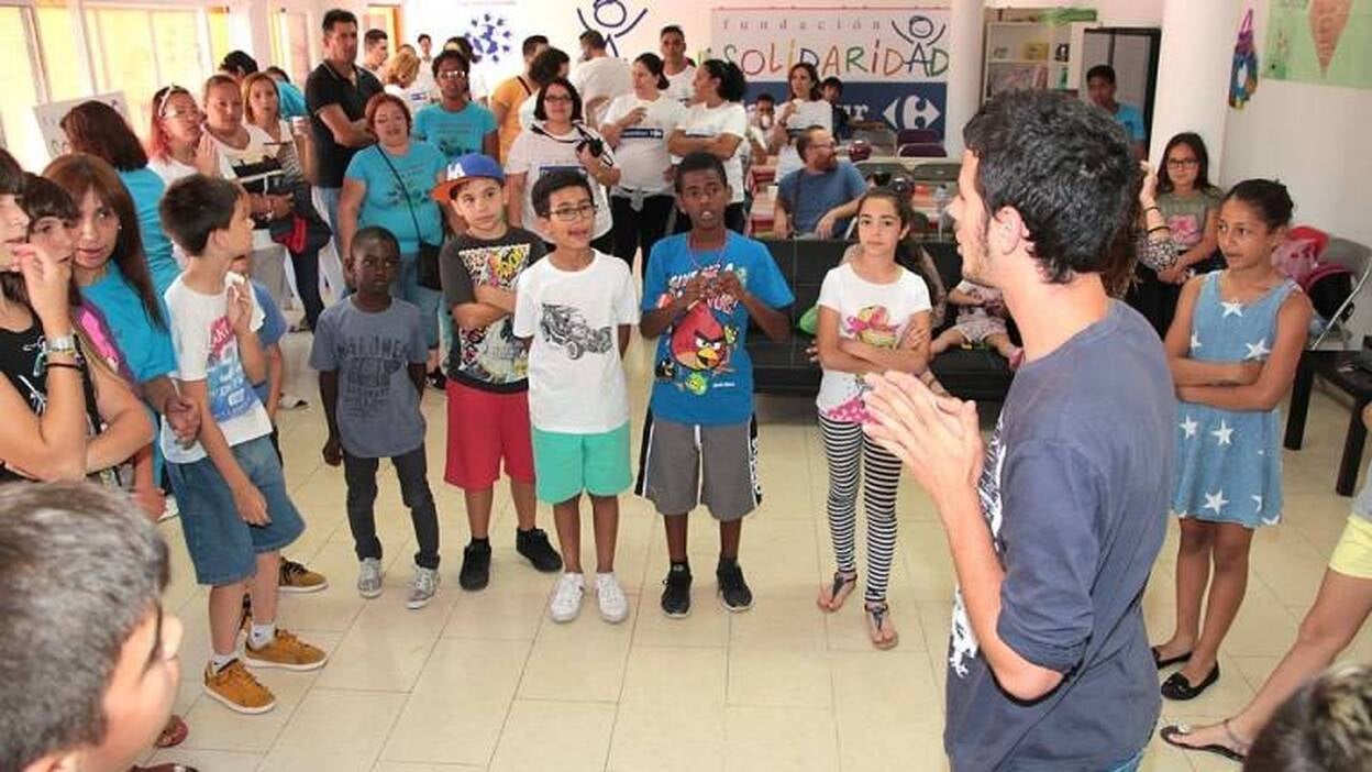 Fiesta sorpresa en la plaza del pueblo