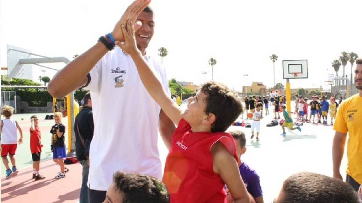 Los Hawks quieren ver a Tavares jugar en la Euroliga