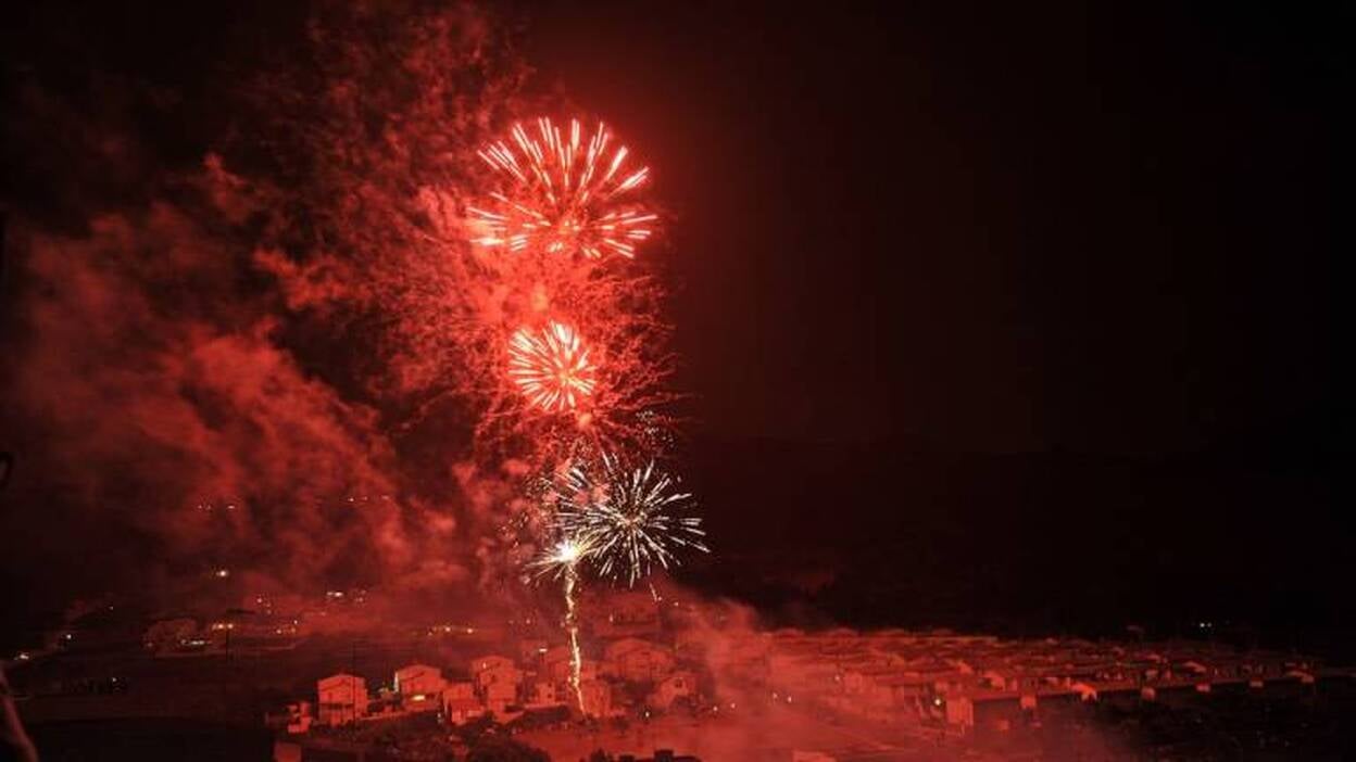 Los fuegos de San Lorenzo iluminan la ciudad