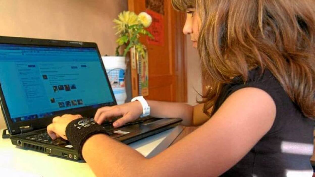 La Policía elabora un contrato de padres e hijos para internet