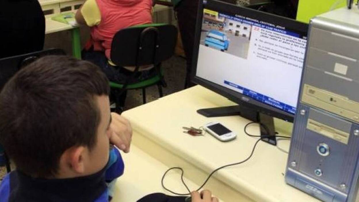 2.000 canarios, &#8216;atascados&#8217; con el carné de conducir