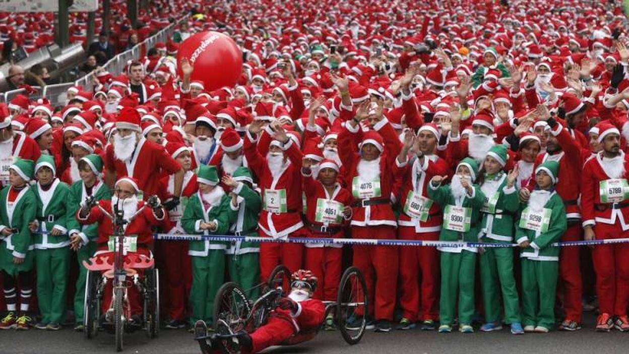 Diez mil Papá Noeles inundan el centro de Madrid