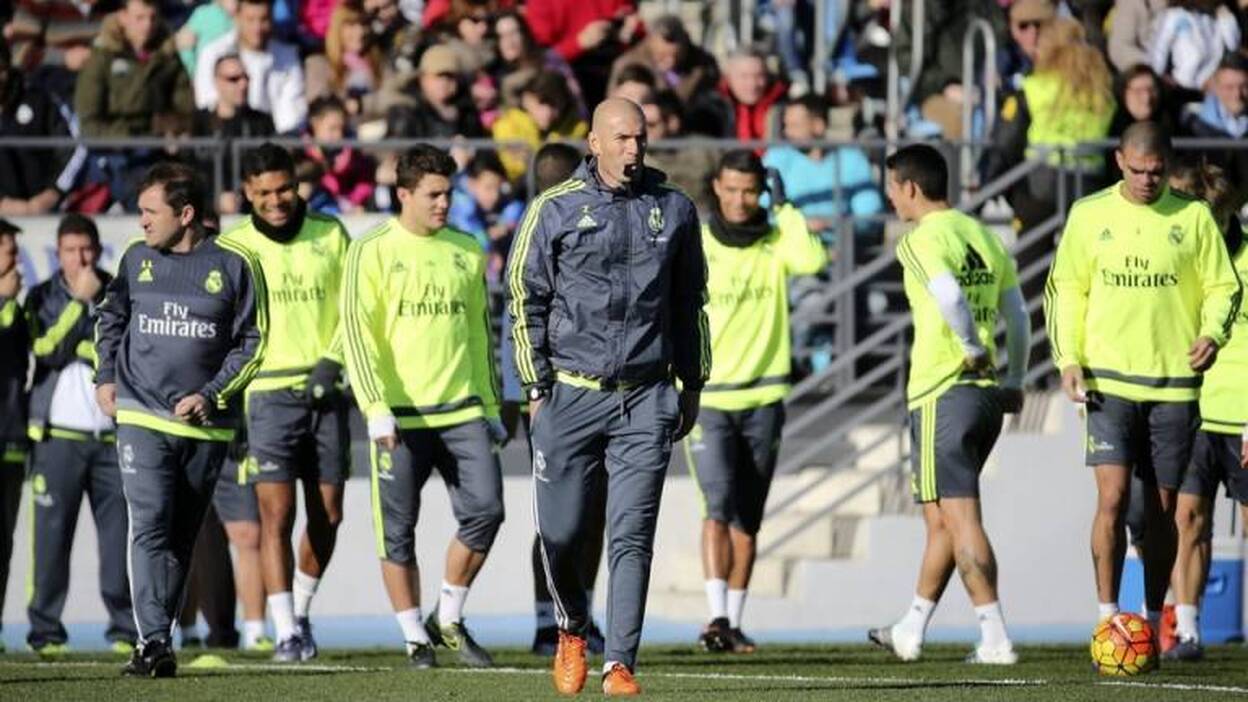 Zidane ilusiona al madridismo en su primer entrenamiento