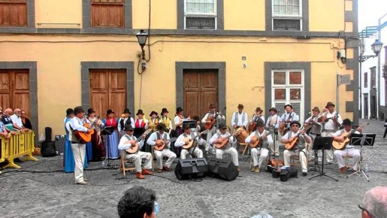 El folclore deja la plaza del Pilar Nuevo