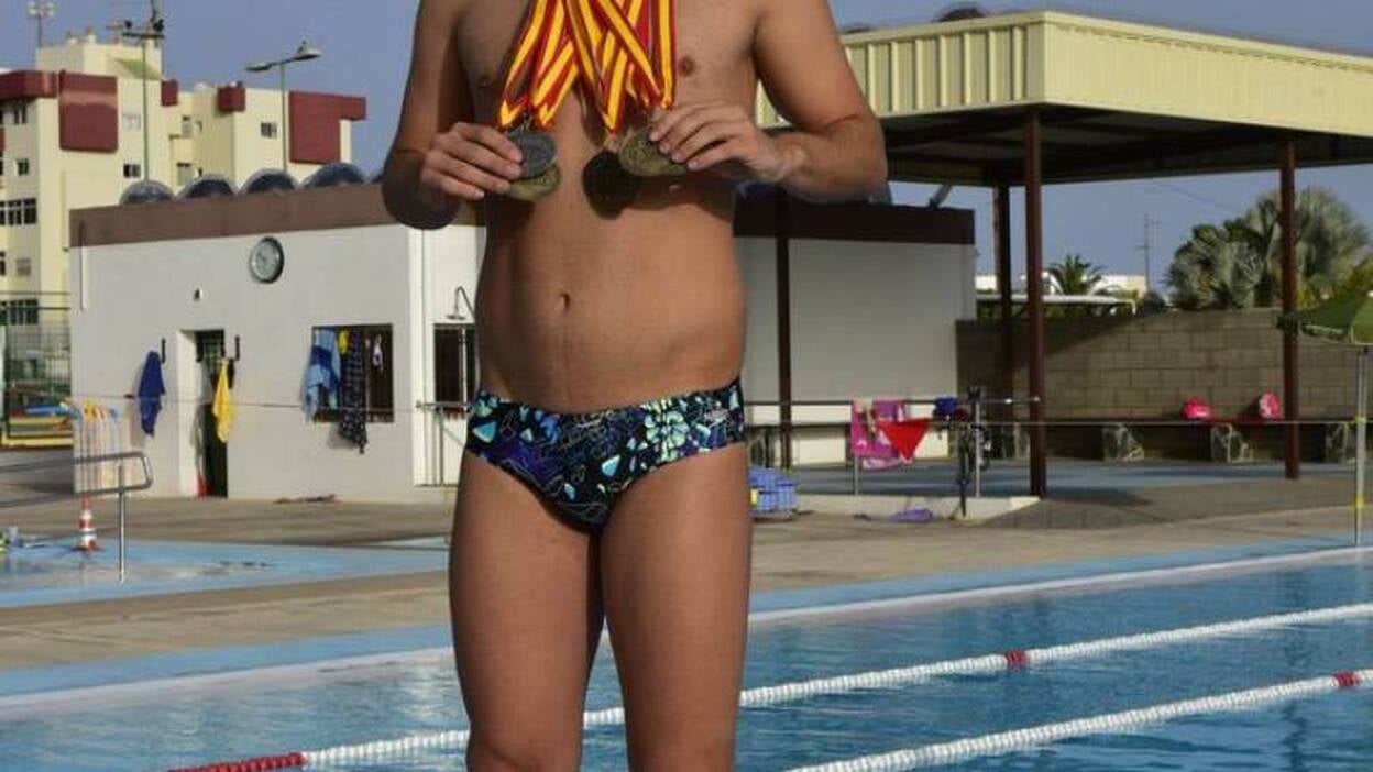 El agua, la mejor terapia para Adrián Santana