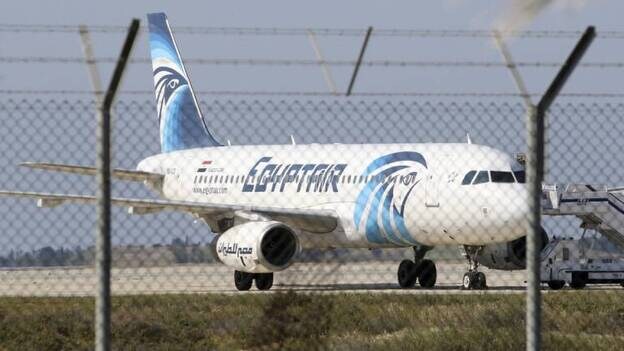 El secuestrador del avión de Egyptair deja en libertad a la mayoría de los pasajeros
