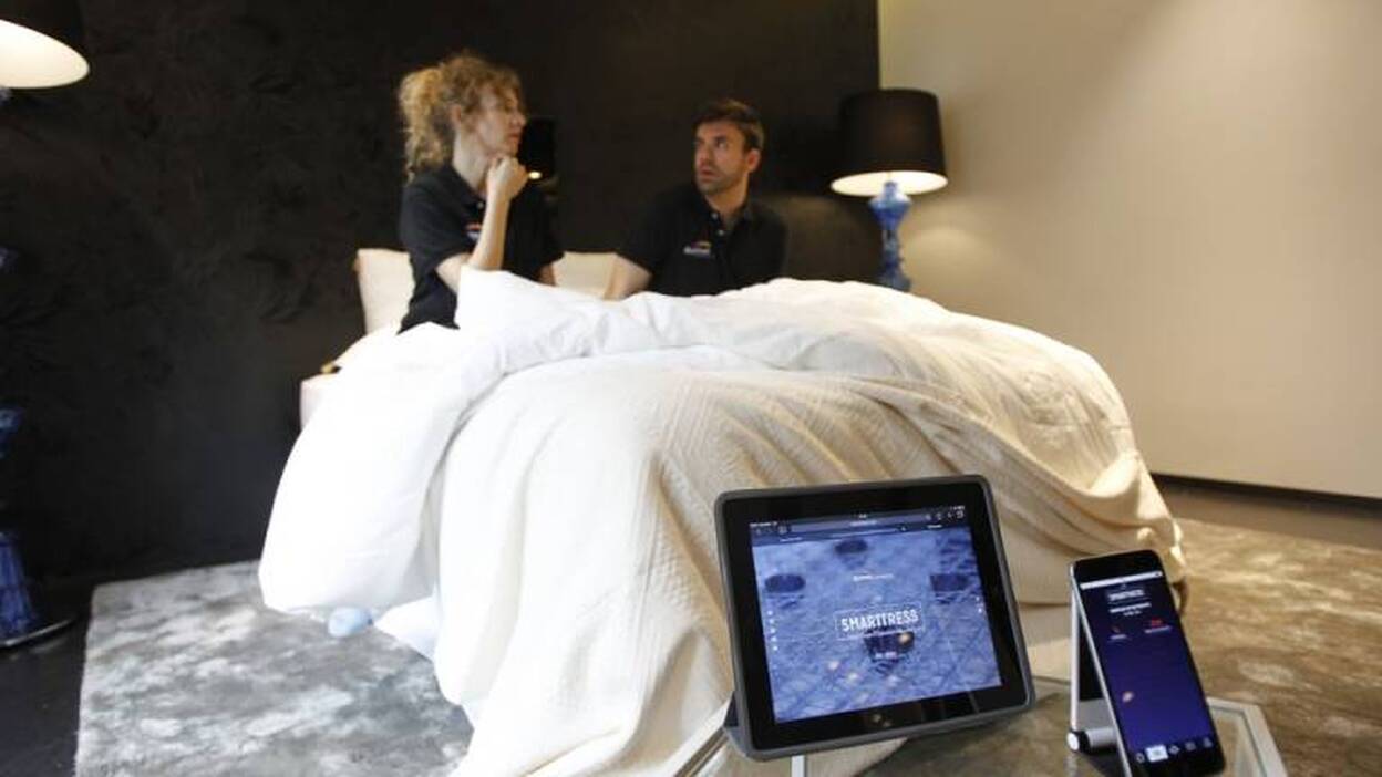 Fabrican un colchón que detecta las infidelidades y avisa con alerta al móvil